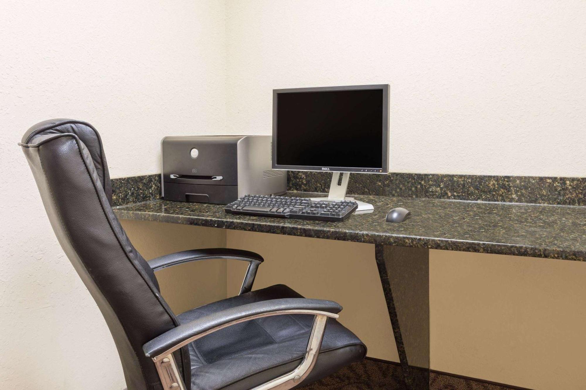 Days Inn By Wyndham Semmes Mobile Eksteriør bilde